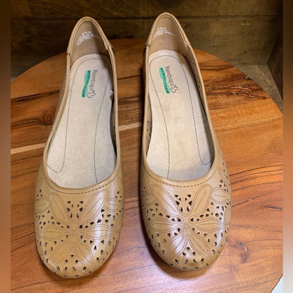 Womens flats Baretraps brand. Inv 5385b